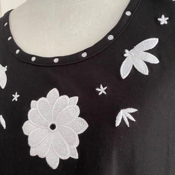 Susan Graver Style Black Top ¾ Length Sleeves Floral Embroidery SZ M - Picture 7 of 10